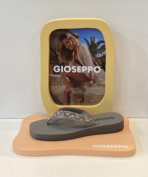 Esclava de dona, de la marca Gioseppo