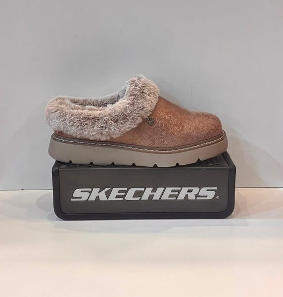 Espardenya de dona, de la marca Skechers